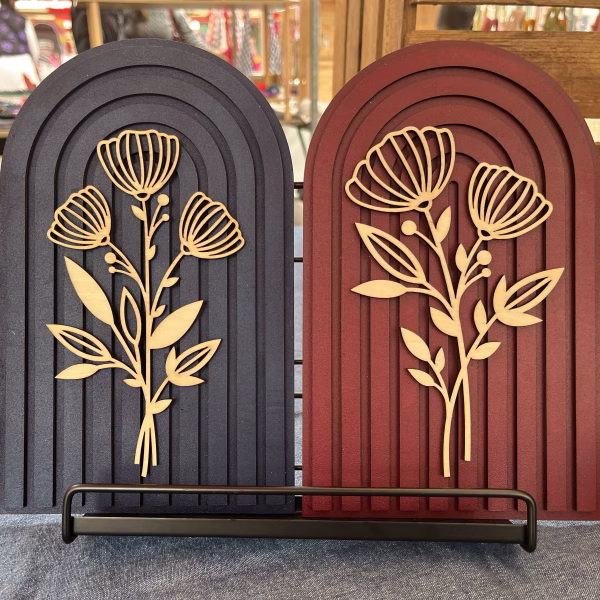 Houten boogjes met bloemen